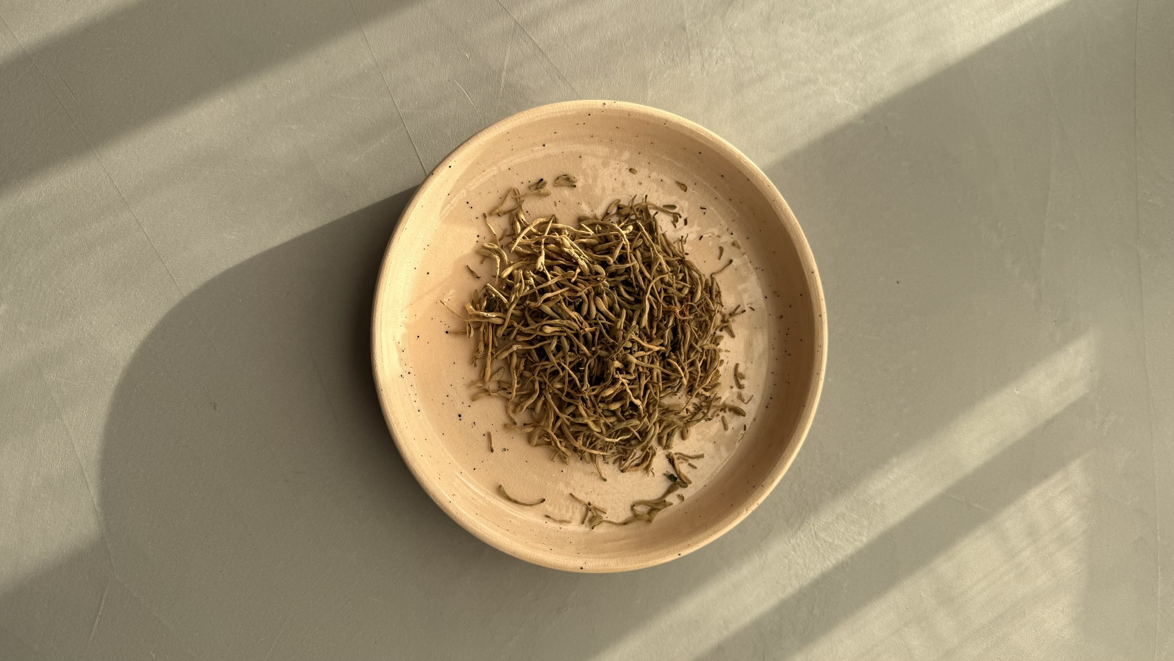 The Benefits of Honeysuckle According to TCM and Thuốc Nam